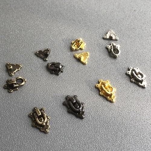 2pcs Mini Metal Crafts DIY Manual BJD Doll Bags Parts Doll Suitcase Box Case Corner Protector Luggage Trunk Lock Box Accessories