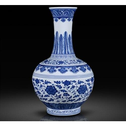 Old chinese qing period qianlong ceramic vase glazed with interlocking lotus design