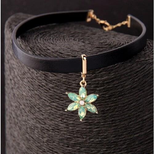 Fashion Jewelry Trendy 3 Colors Flower Shiny Crystals Pendant Leather Choker Necklace Women Wholesale Price Women Necklace