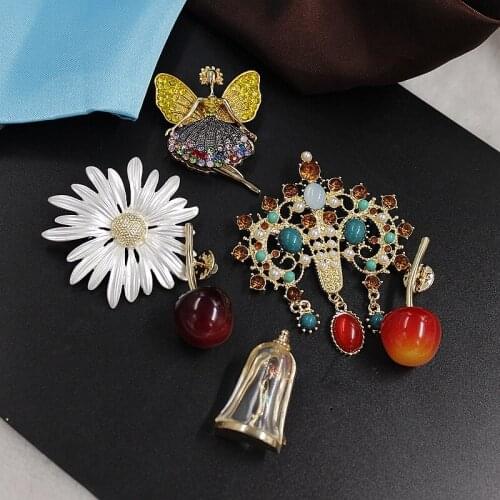 New Style Elegant Temperament Simple Net Red Cherry Daisy Vase Dancing Girl Retro Baroque Pearl Brooch Female xz0545
