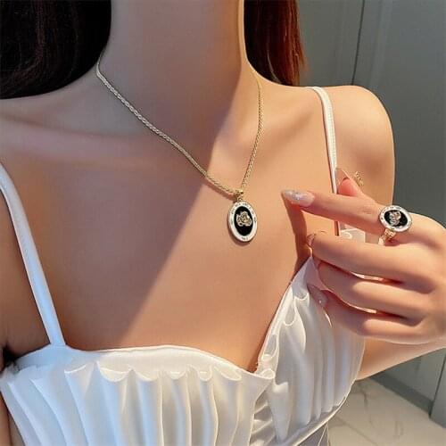 Black gold rose necklace light luxury 2021 new female niche design sense collarbone chain fashion web celebrity ring