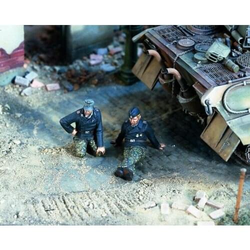 German resin soldier of World War II German soldier at rest two-person kit model 1:35