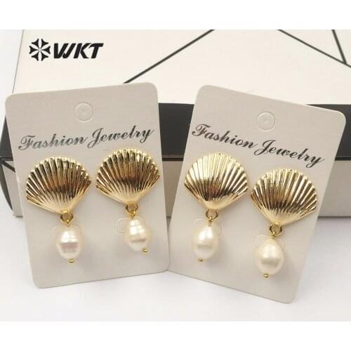 WT-E511 Natural Scallop Shell Pearl Earrings Full Gold Shell with Round Natural Freshwater Pearls Random Size Wedding Earrings