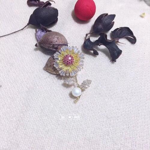 Free Shipping Fashion Flower Brooch Zircon Flower Woman Temperament Pin Decoration Brooch Jewelry Simple Personality Ornament