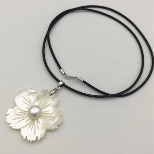 New 2018 natural white sea shells Tibetan silver color rubber necklace carved flower pendant women presen