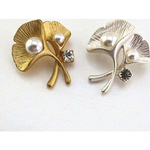 2019 new Japanese and Korean style matte gold ginkgo leaf imitation pearl simple sweater brooch female accessories