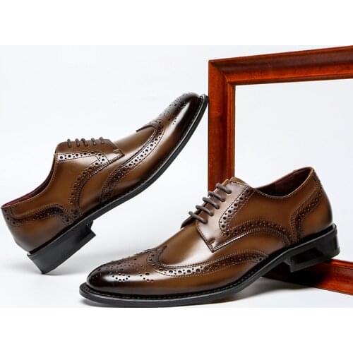 2021 Autumn Stylish Men Dress Shoes Oxfords Style Brogue Carved Punched Genuine Leather Low Heel Rubber Europe and America