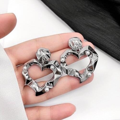 Fashion personality fashion love metal earrings female minority design pearl heart shaped earrings INS tide personality pendant