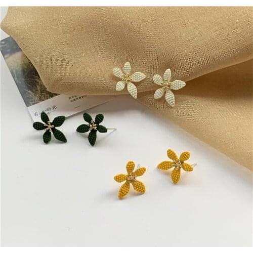 Fashion cute little pure and fresh colour earrings chrysanthemum earrings fairy flowers stud earrings jewelry accessories