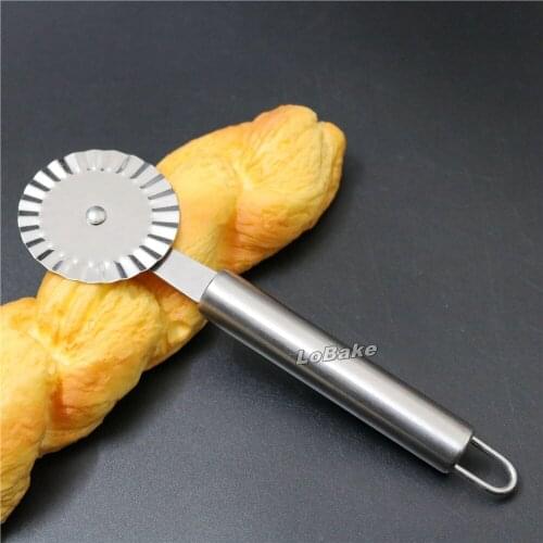 Latest 5.5cm diameter teething fluted blade Pizza Cutter Wheel dough cutter high quality stainless steel materials cooking tools
