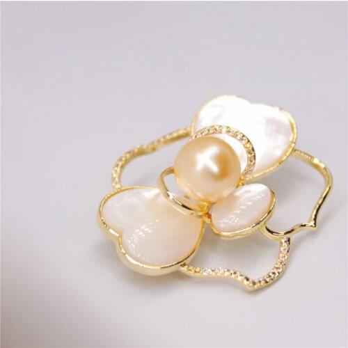 New Beautiful Pearl white shell flower Brooch