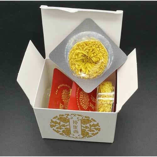 Brewing a cup using a chrysanthemum tea, 100 degrees water brewing as beautiful as blooming flowers, Chinese specialty