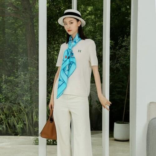 New Womens Silk Scarf Fashion Silk Scarf Giraffe Pattern Versatile Silk Square Scarf Scarf Shawl Four Seasons