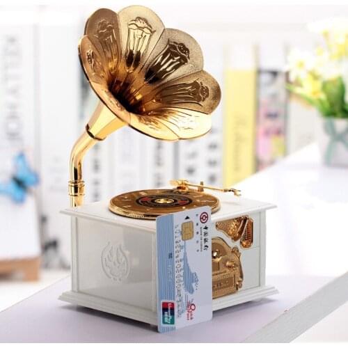 Vintage Music Box Engraved Wooden Music Box Hand Crank Phonograph Interesting Kids Christmas Gift Home Ornaments Crafts