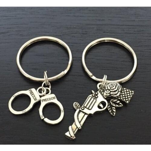 FREE SHIPPING BY DHL 100pairs/lot 2019 New Fashion Metal Handcuff and Gun Keychains Handcuff Keyrings Key Holders