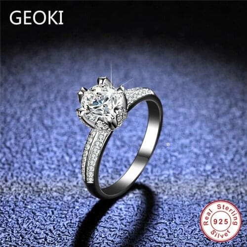 Geoki 925 Sterling Silver Round Perfect Cut 1 CT D Color VVS1 Moissanite PT950 Stamp Ring Passed Diamond Test Stone Wedding Ring