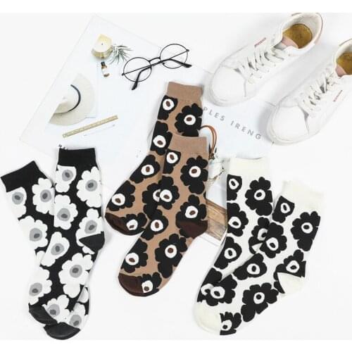 Small Flower Stockings 2021 New Black and White Middle Tube Stockings Three Color Flower Cotton Hosiery Retro Color Pile Socks
