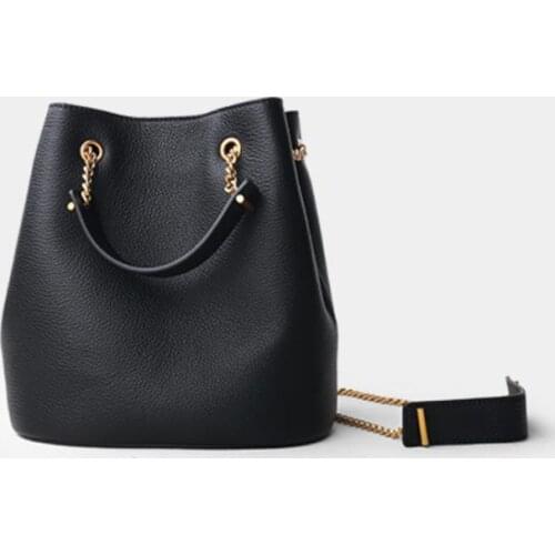 The new style 2019 is a stylish one-shoulder leather chain bag with simple leather strap