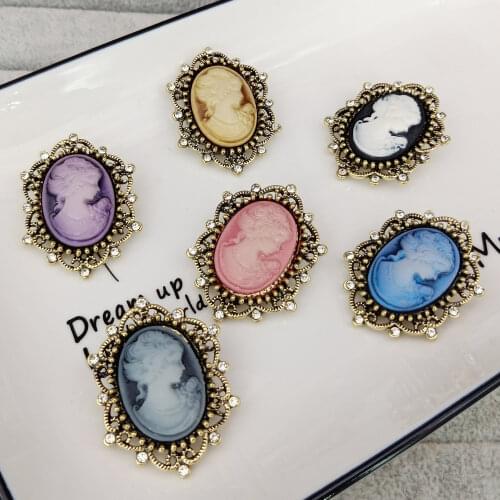 Vintage Crystal Rhinestones Queens Cameo Brooch Pins for Women Big Metal Brooches Vintage Clothing Accessories Fashion Jewelry