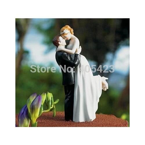 Creative embrace European Wedding Decoration Decorative Cake stand Groom & Bridal Dolls Groom Bride Cake Dolls Resin Topper