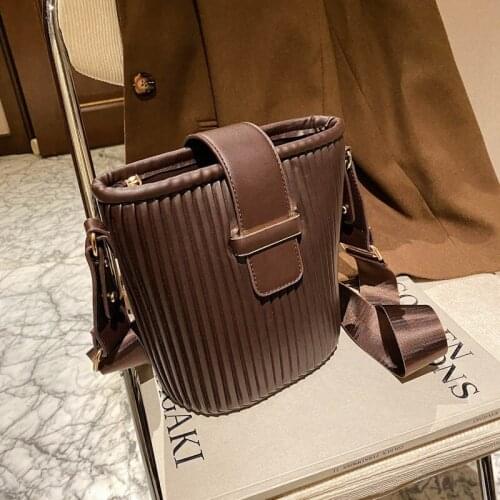 Korean Version of High-quality Ladies Fold Bucket Bag 2021 New Simple Retro Broadband One-shoulder Messenger Casual Female Bag