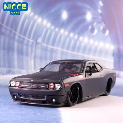 Maisto 1:24 2008 Dodge Challenger simulation alloy car model crafts decoration collection toy tools gift