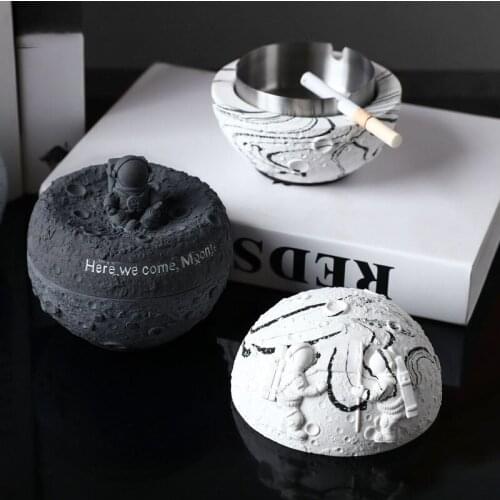 Creative White Astronaut Ashtray with Lid Home Living Room Coffee Table Ashtray Ornaments for Boyfriend Gift Ashtray with Lid