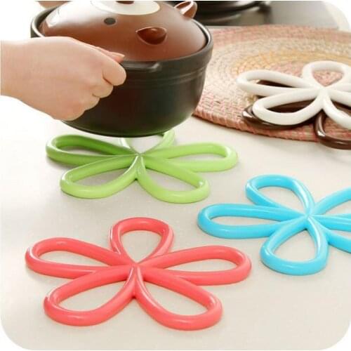 Plum-shaped Anti-Slip Mats PVC Insulated Pads Anti-Hot Table Mats Creative Bowls Saucers Pad 3 Pieces/Lot Free Shipping