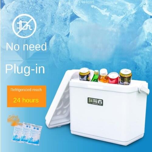 Outdoors, hand in hand to carry the refrigerated box