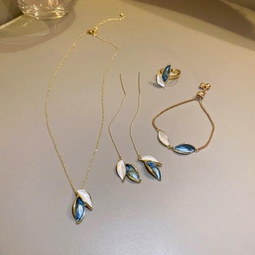 Origin Summer Dainty Blue White Colour Leaves Pendant Necklace for Women Ladies Alloy Thin Chain Necklace Fashion Accessories
