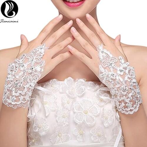 Sexy Lace Bridal Gloves Hook Finger Beaded Gloves Embroidered Bride Mitaine Mariage Dentelle Mariage Wedding Accessories CK208