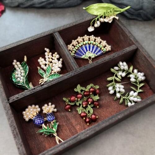 QIDIAN Europe America Handmade Antiques High-grade Temperament Brooch Retro Western Palace Pearl Pin Brooch Accessories