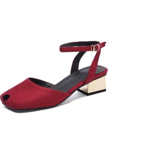 In the summer of 2019, the new comfortable side with the buckle with square head sandals 32-43