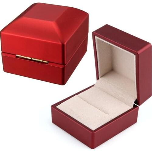 Hot Luxury Ring Leather Box with LED Light Engagement Wedding Rings Case Boxes Red New 2019 DropShipping