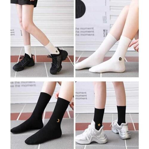 Fashion Breathable Ladies Pile Socks Cute 1Pair White Black Flower Star Moon Patterrn Mid Tube Socks Casual Cotton Women Sox