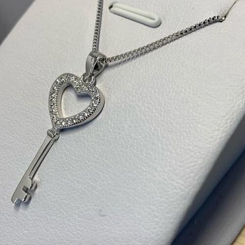 Huitan Heart Key Shaped Pendant Necklace Bridal Wedding Accessories Shiny Cubic Zirconia Low-key Fashion Women Jewelry Wholesale