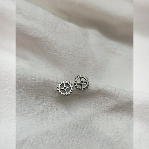 Simple Gothic Stud Earrings Fashion Mens and Womens Steampunk Gear Stud Hip Hop Mens and Womens Motorcycle Party Jewelry