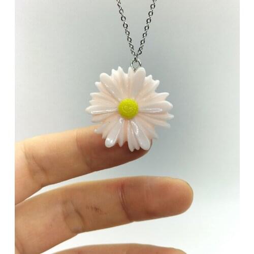 Yungqi New Korea Daisy Flowers Charm Resin Pendant Necklace Statement Choker Necklaces for Women Vacation Jewelry Femme collar