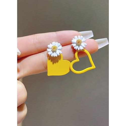 Fashion Daisy heart earrings 2021 new tide Korean temperament net red asymmetrical earrings female retro earrings