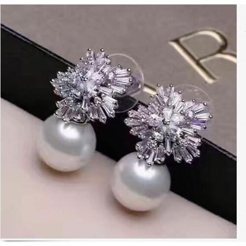 A pair of 10-11mm south sea round white pearl earring