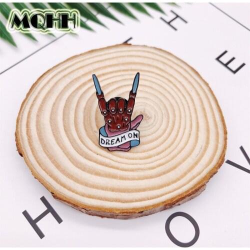 Creative Skeleton Hand Victory Gesture Enamel Brooch Dreamon Hip Hop Alloy Badge Shirt Bag Pin Accessories Woman Jewelry Gift