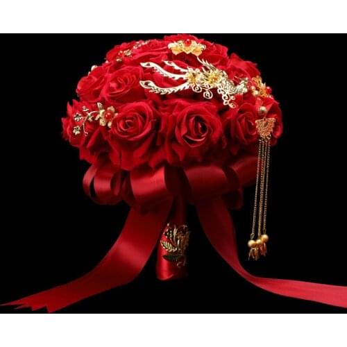 Bride holding flowers wedding Chinese photography props simulation roses show Wo clothing dragon and phoenix supplies