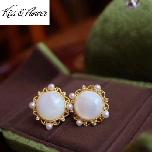 KISS&FLOWER Stud Earrings