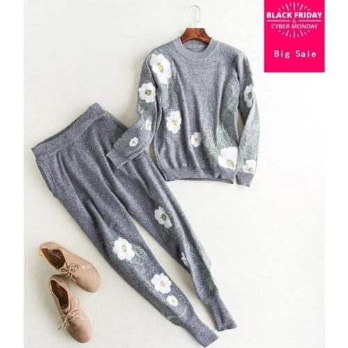 Fashion brand Winter chrysanthemum Flower Embroidery Knitted warm Suit Sweater + haren Trousers Leisure Two-piece wj1557
