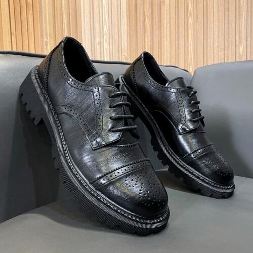 2022 Spring Autumn Vintage British Men Leather Shoes Business Formal Dress Loafers Black Wedding Brogue Shoes Designer Luxury