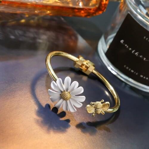 2020 Korea New Hot Bee Small Daisy Charm Bracelet Charm Gold Adjustable Cuff Bracelet Bangle For Women Girls Party Jewelry Gift