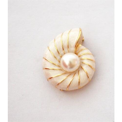 New retro style Enamel conch personality fashion simple imitation pearl brooch men and women models