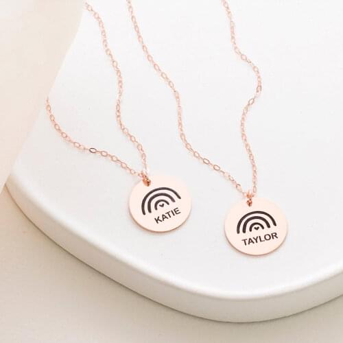 MumuXing Childrens Nameplate Necklace Carved Name with Rainbow Shape Pattern and Love Pattern Round Pendant Unique Family Gift