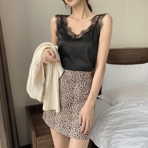 2019 Womens Summer Sexy Ladies Lace Vest Sleeveless Loose Camisole V-Neck Top New Summer Sexy Women Casual Solid Blouse