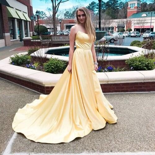 Elegant Long Yellow Prom Dress Spaghetti Straps Formal Evening Party Dress Crisscross Back Chapel Train Vestido De Formatura